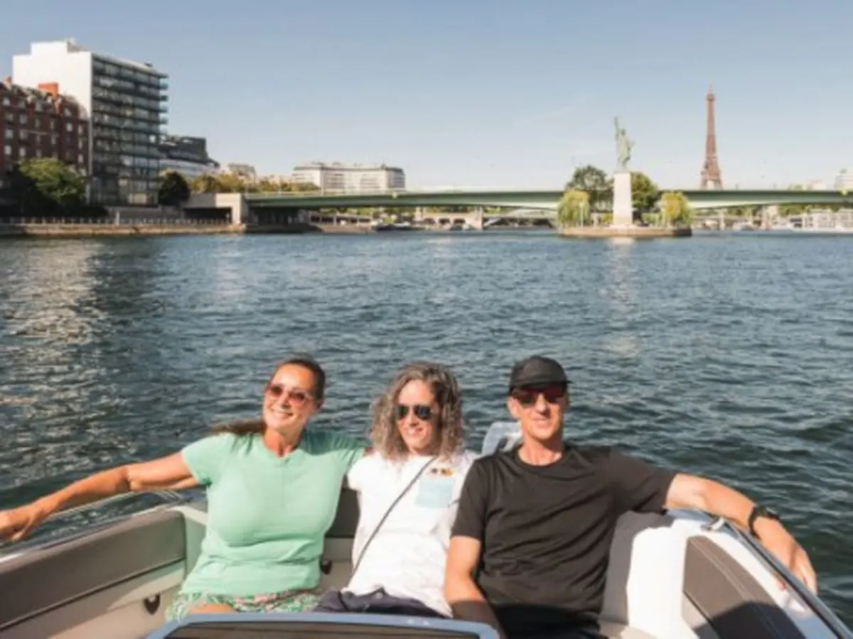 Croisière privatisée sur la Seine départ de Beaugrenelle (75)