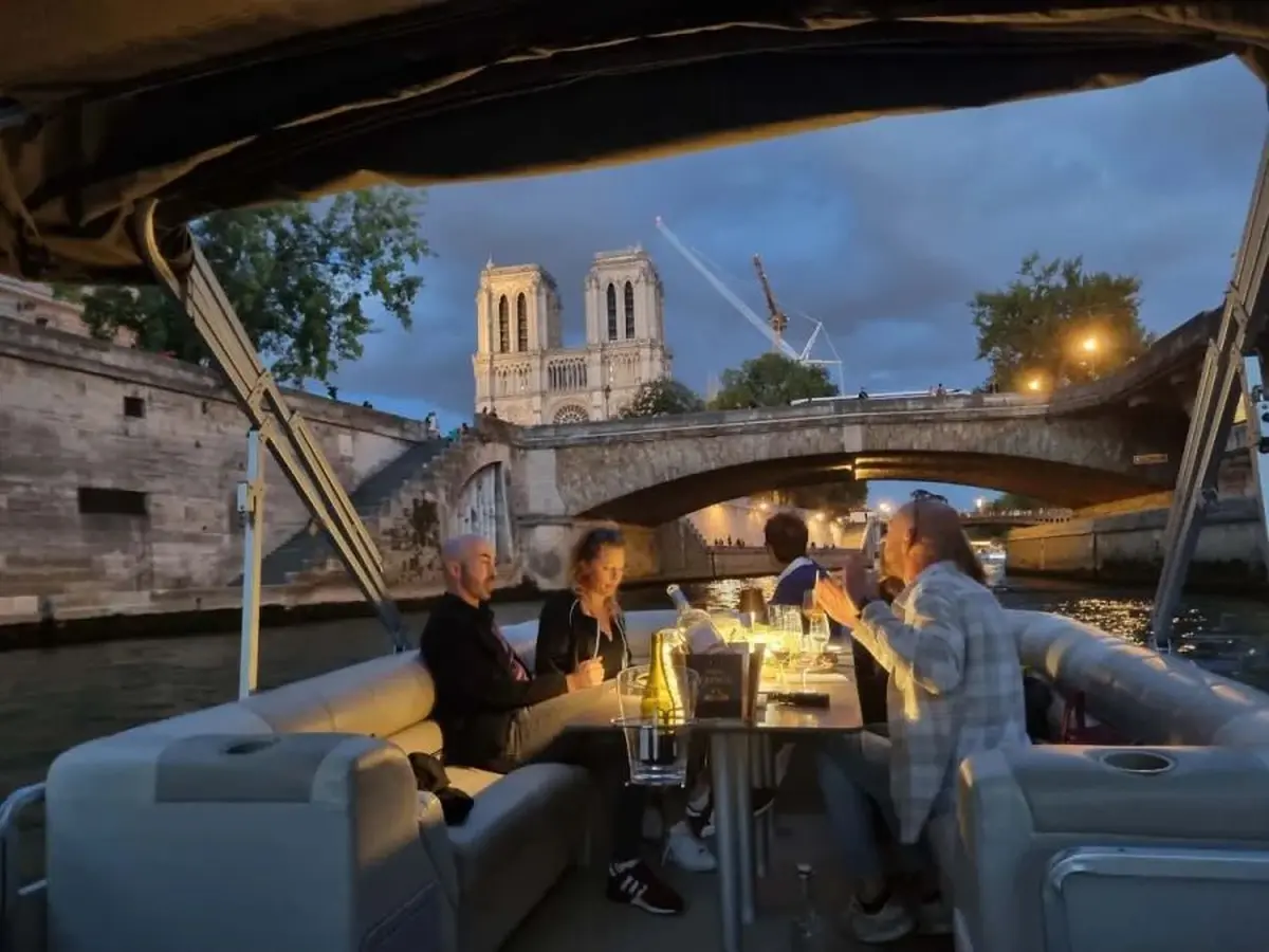 Croisi&egrave;re priv&eacute;e sur la Seine &agrave; bord d'un salon flottant