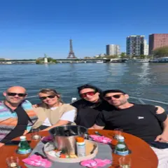 Croisière privée sur la Seine et le canal Saint-Martin à Paris 7ème