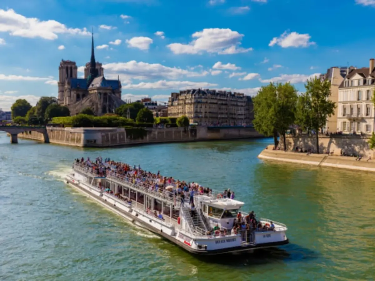 Croisière promenade sur la Seine par les Bateaux-Mouches Paris