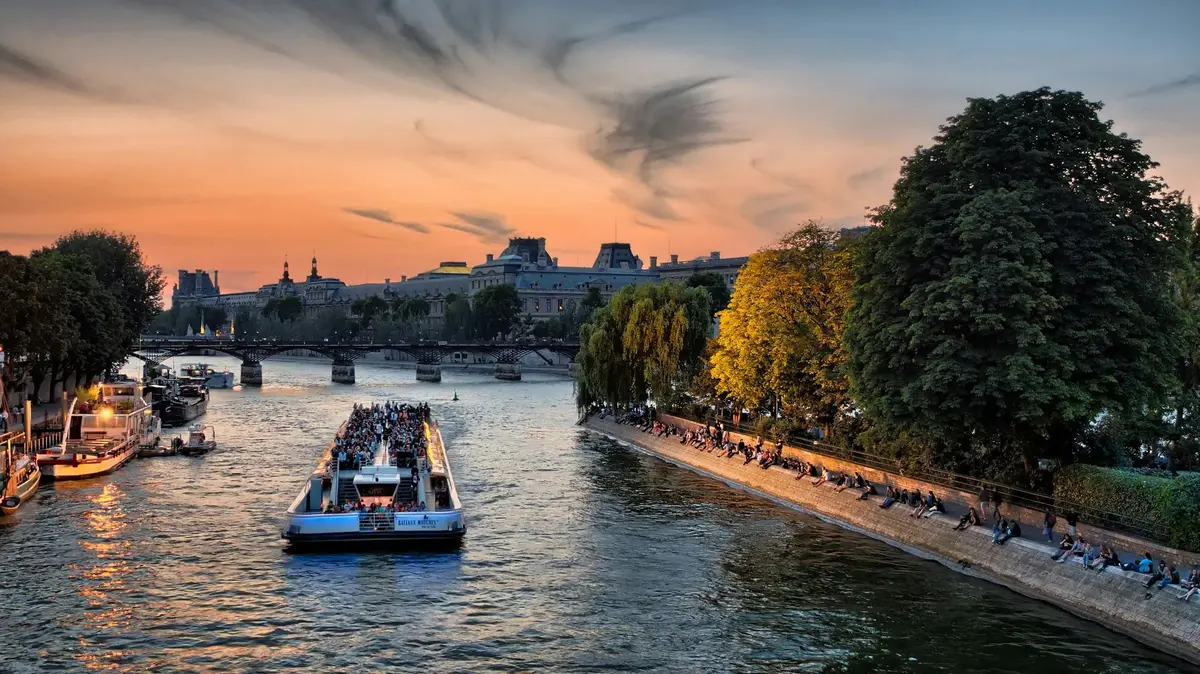 Croisières DiscoDisco sur la Seine à Paris : soirées disco à bord et à quai