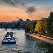 Croisières DiscoDisco sur la Seine à Paris : soirées disco à bord et à quai