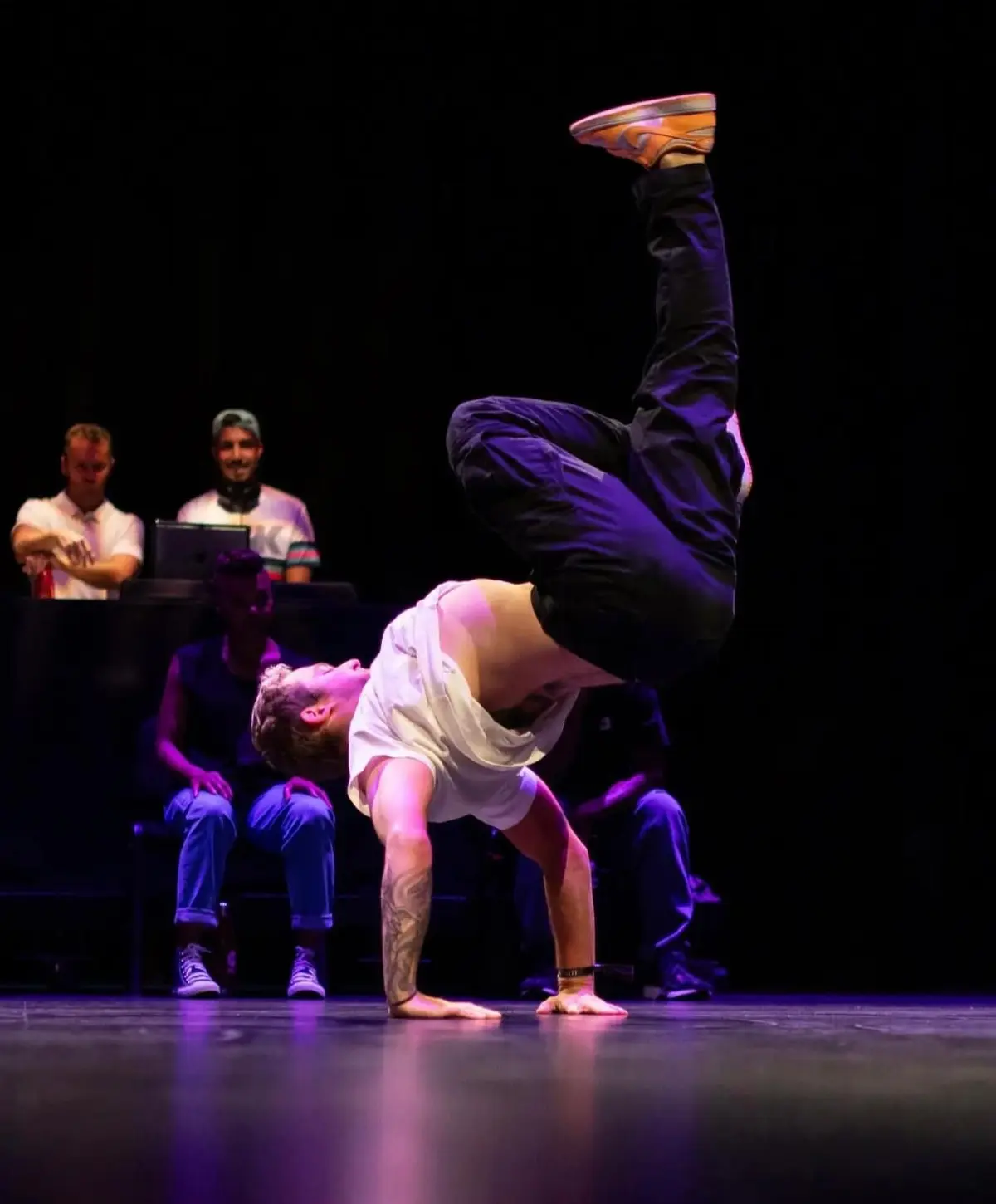 The circle of dancers