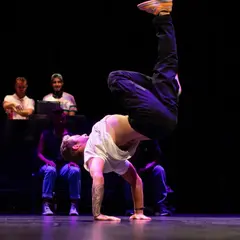 The circle of dancers