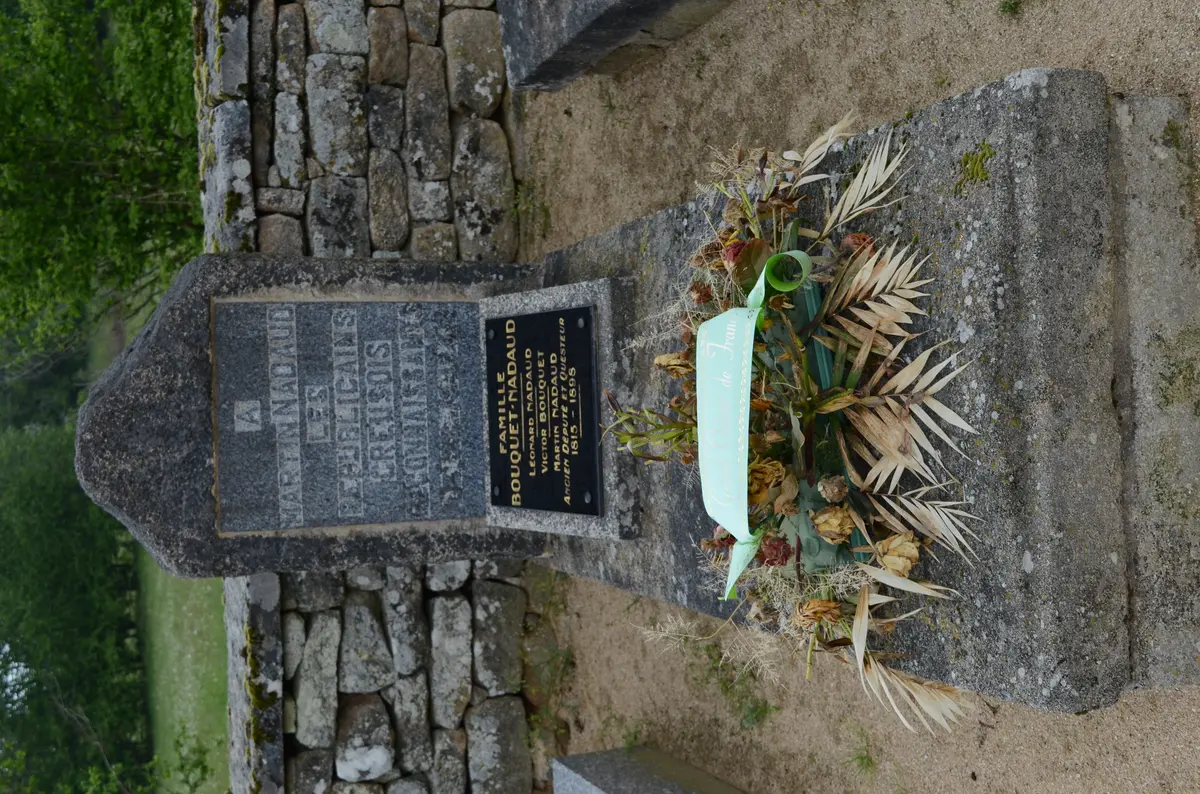 Dans les allées du cimetière