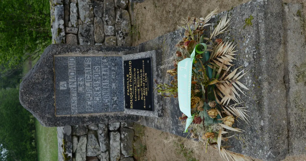 Dans les allées du cimetière