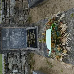 Dans les allées du cimetière