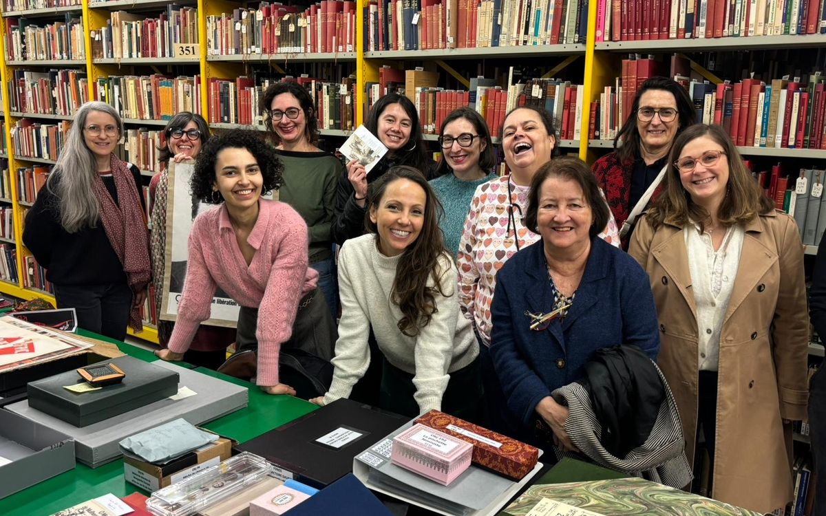 Le club Parcours Féministes après une visite de la bibliothèque en février 2026