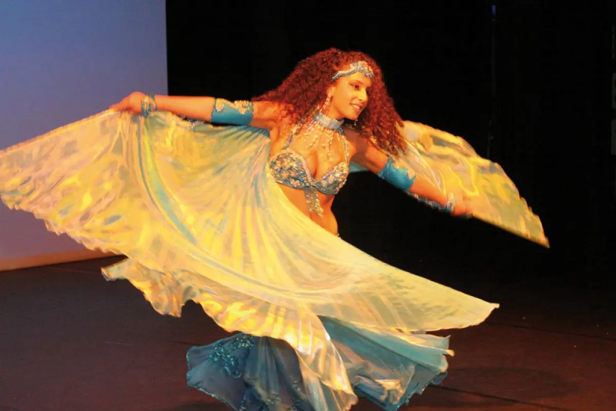 La danse du voile avec une danseuse du centre artistique de danse orientale à Mulhouse