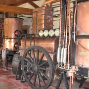 De jour comme de nuit au pied de l'alambic