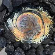 De la terre jaillit la lumière.