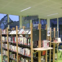 De nombreuses étagères accueillent les ouvrages des collections de la médiathèque de Soultz-sous-Forêts DR