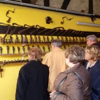 De nombreux objets anciens du monde de la tonnelerie sont conservés au musée du petit tonnelier DR