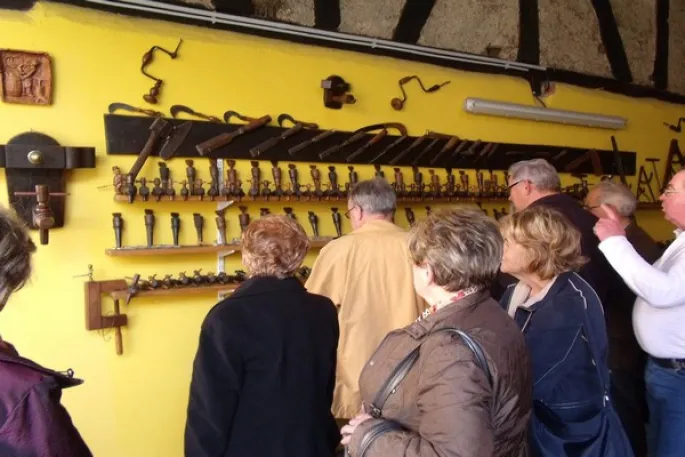 De nombreux objets anciens du monde de la tonnelerie sont conservés au musée du petit tonnelier