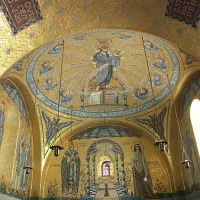 De superbes mosaïques dorées attendent le visiteur dans la Chapelle des Anges &copy; Mattana