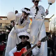 Déambulation d’échassiers, en musique et en lumière