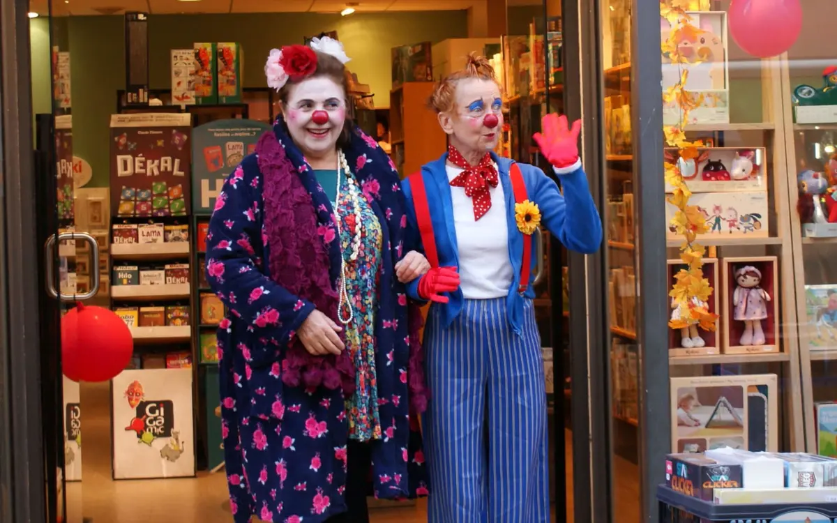 Déambulation des Damoiselles Clownes