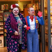 Déambulation des Damoiselles Clownes