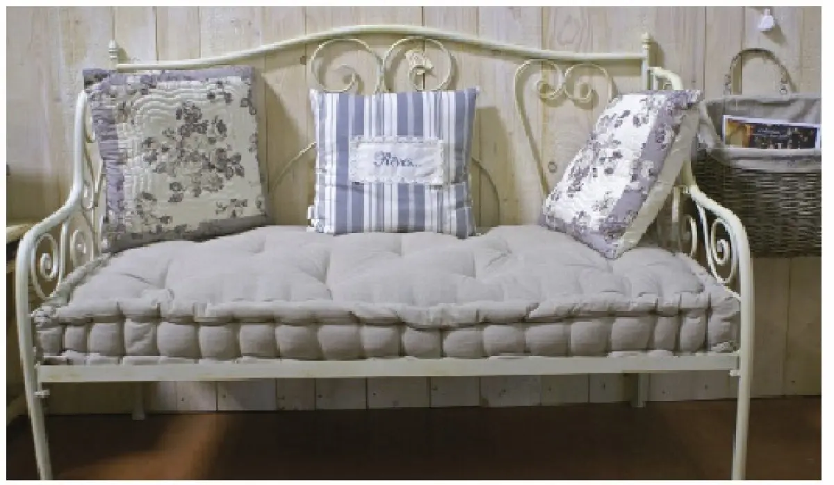Romantique : Banquette avec matelas Comptoir de famille 379,50€ (Jardinerie Saint-André,1 rue d’Aspach à Cernay - 03 89 75 79 80)