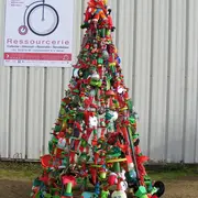 Décoration du sapin de Noël de la Dynamo avec Tracey Picapica