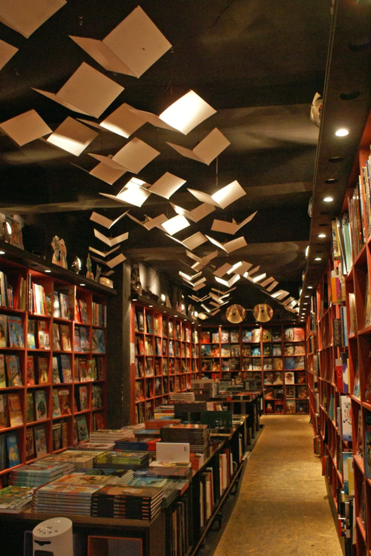 L'intérieur de la librairie est enchanteresse comme les fictions qu'elle propose