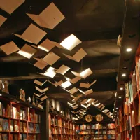 L'intérieur de la librairie est enchanteresse comme les fictions qu'elle propose &copy; JDS