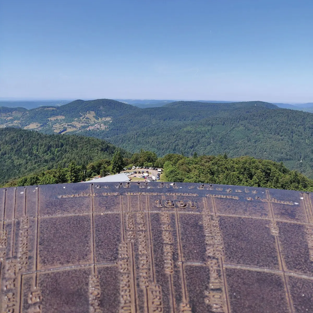 La table d'orientation au sommet du Drumont