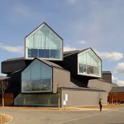 Découvrez la VitraHaus à Weil am Rhein, temple du design