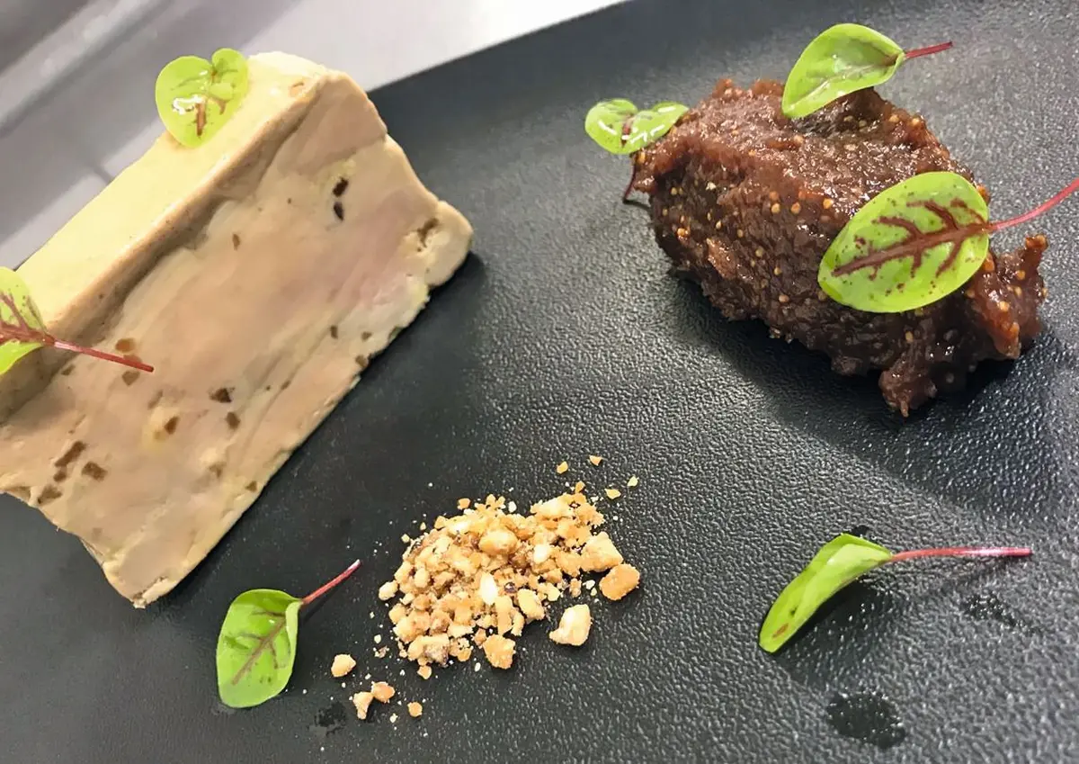Du foie gras dans l'assiette avec du lapin pour ce menu de Pâques