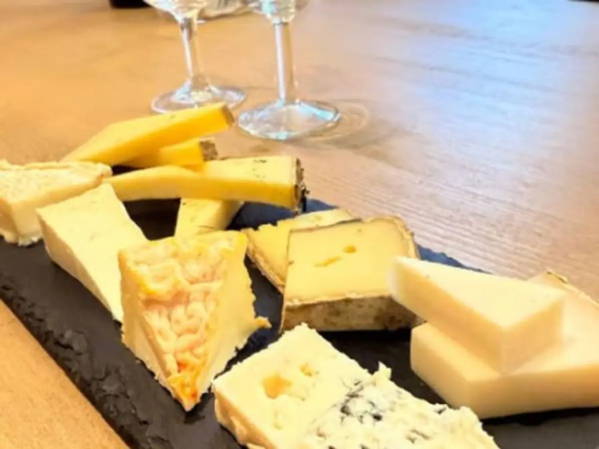 Dégustation de fromages et de vins à Montmartre