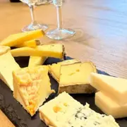 Dégustation de fromages et de vins à Montmartre