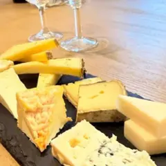 Dégustation de fromages et de vins à Montmartre