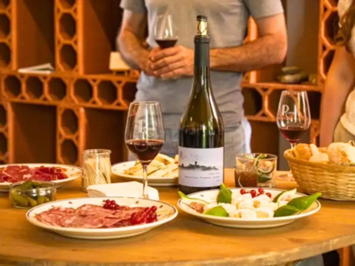 Dégustation de vins et d'un mâchon au Domaine JP Rivière (69)