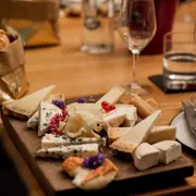 Dégustation fromages & champagnes aux Caves du Louvre Paris