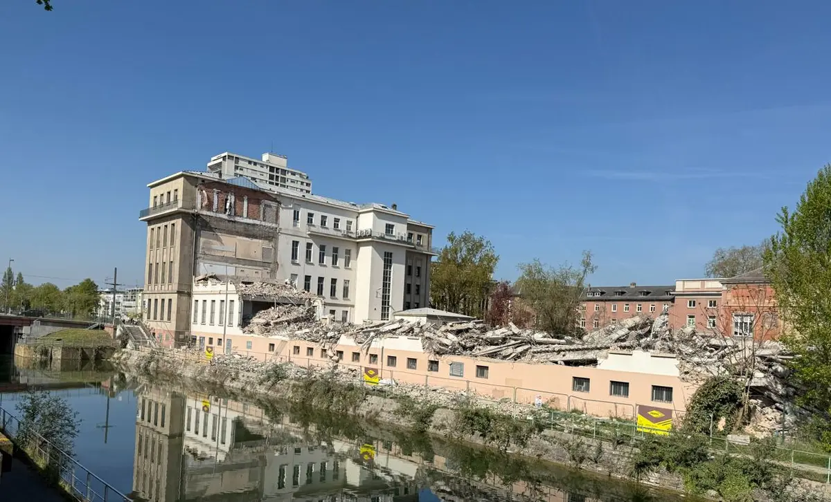 Démolition de l'ancien bâtiment de la Poste à Mulhouse