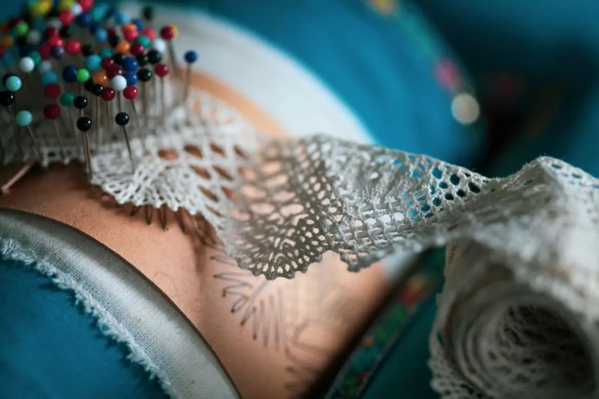 Démonstration de techniques de dentelle et de broderie