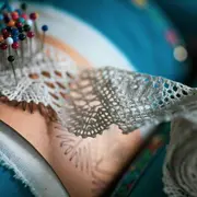 Démonstration de techniques de dentelle et de broderie