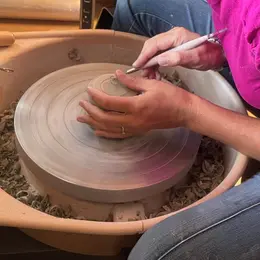 Démonstration tour de potier et visite de l'atelier