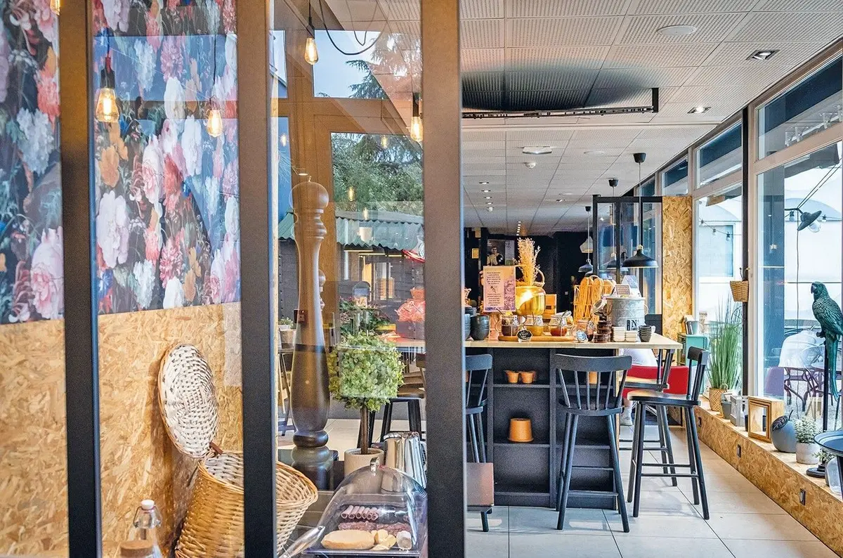 Un restaurant à la déco soignée