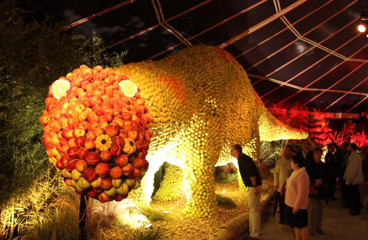 Des dinosaures gigantesques de plusieurs mètres de haut... du fait main, avec des milliers de pommes !