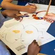 Des formes, des couleurs… et des gommettes !