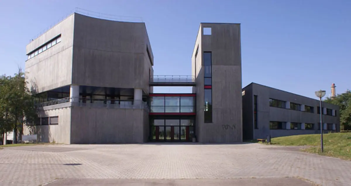 Le batiment du SERFA, niché tout en haut du campus mulhousien.