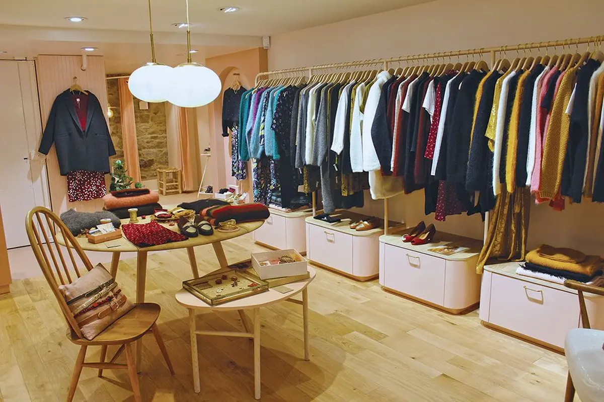 Des petits hauts, un décor rose et doré pour ses boutiques