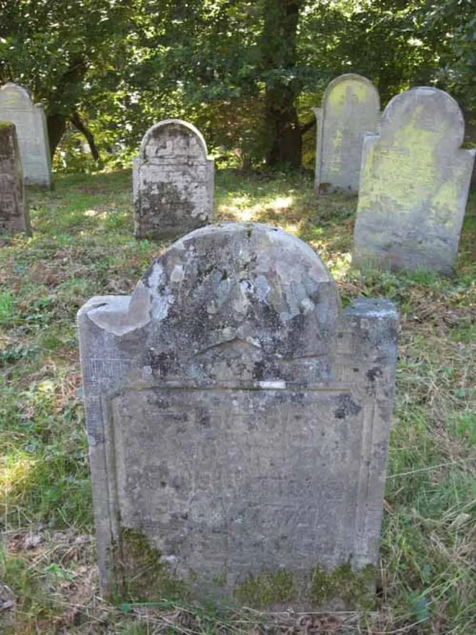 Des tombes encore très anciennes sont visibles