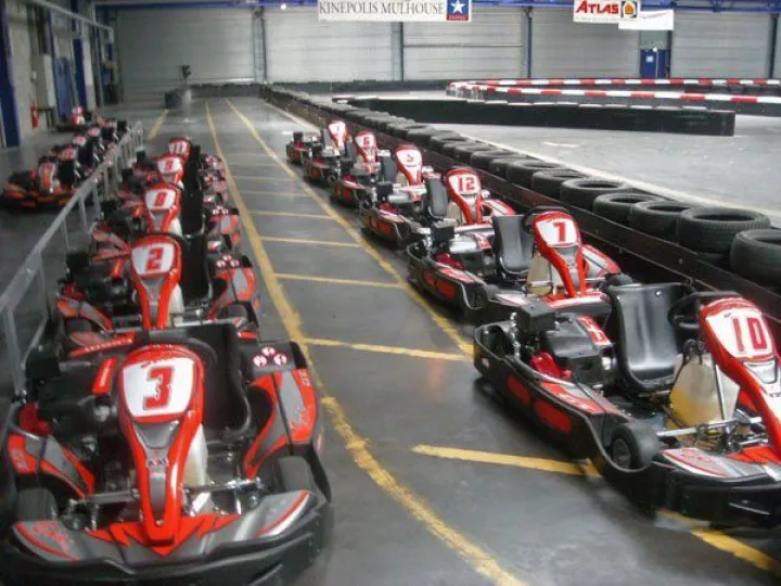 Des tours sur un circuit de karting