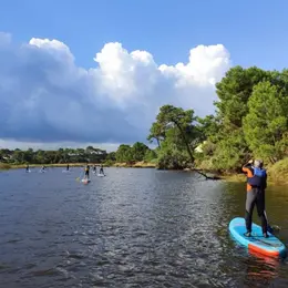 Descente de rivière en paddle au coucher du soleil