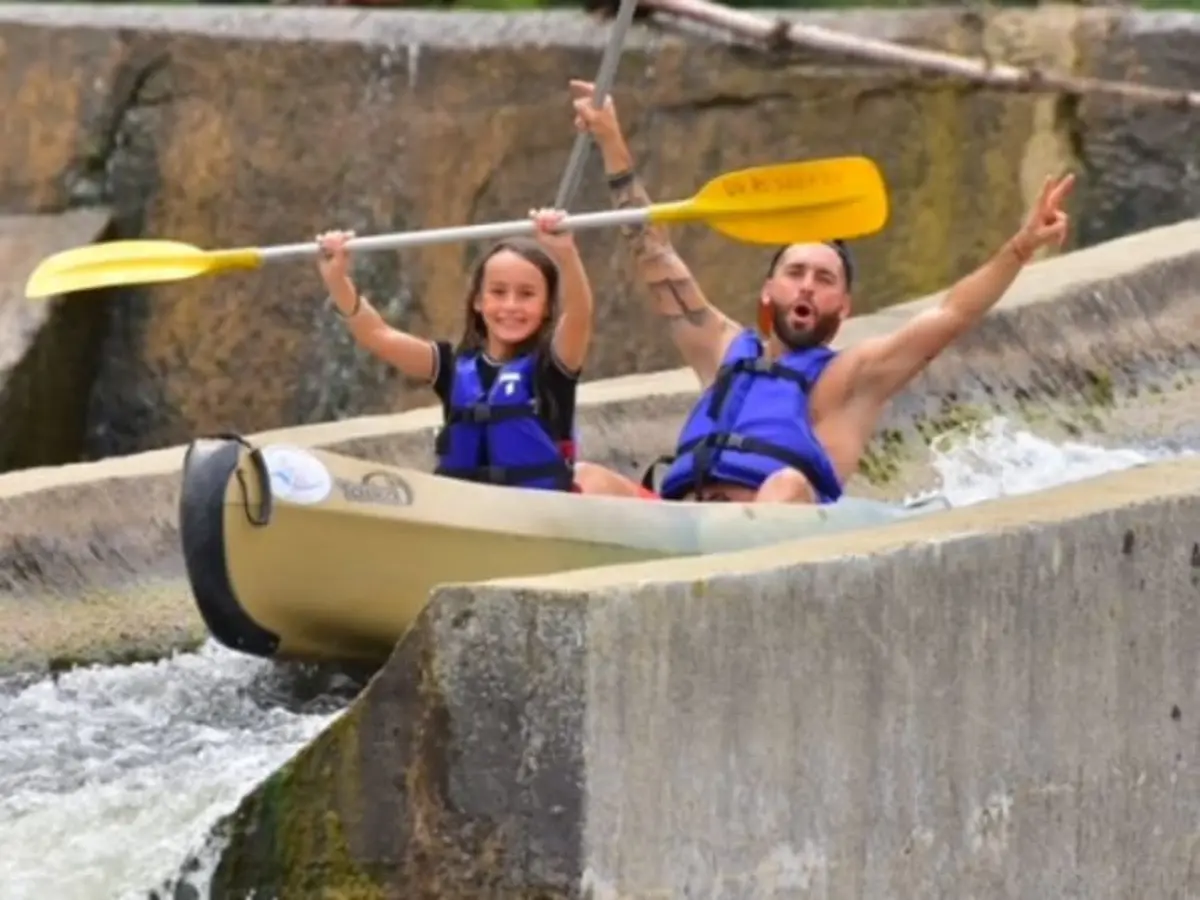 Descente familiale en canoë à Salavas (07)