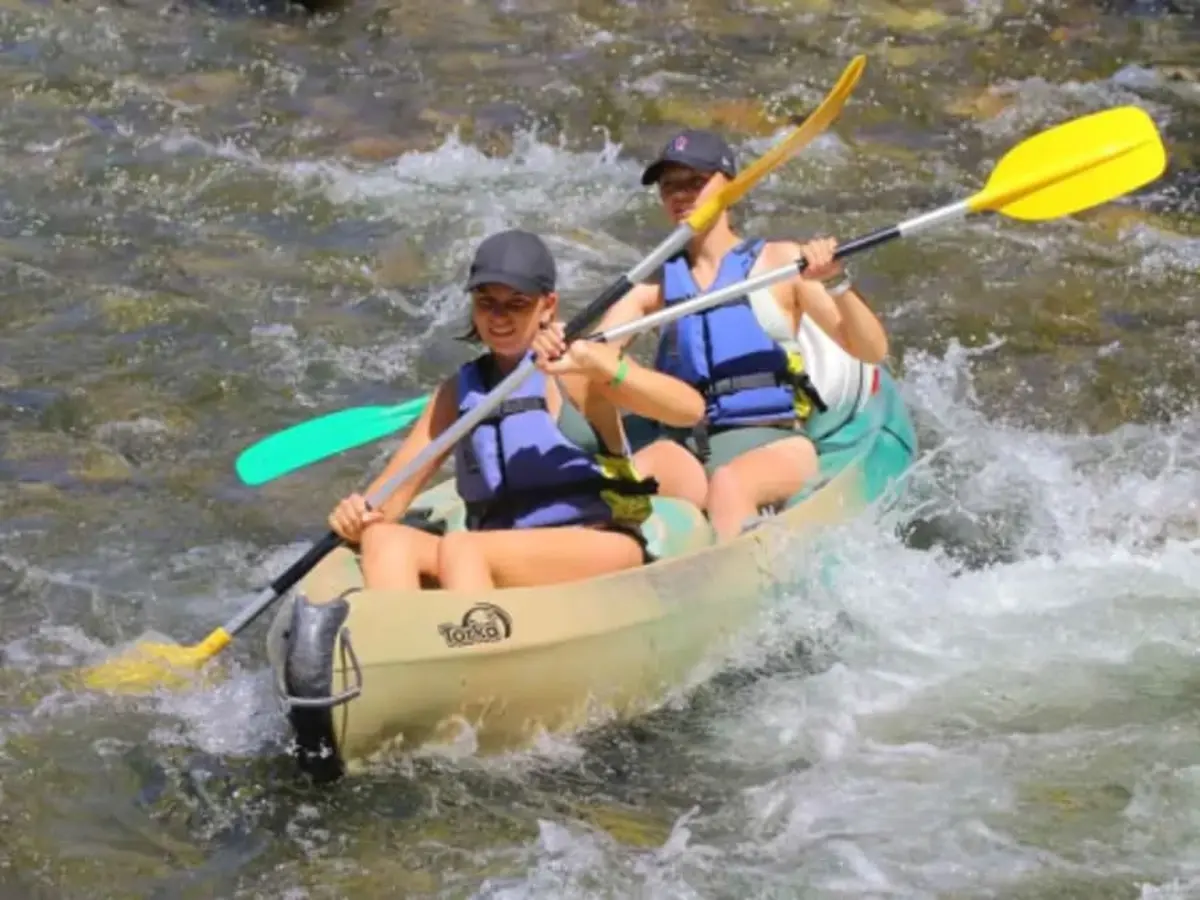 Descente sportive des Gorges en canoë à Salavas (07)