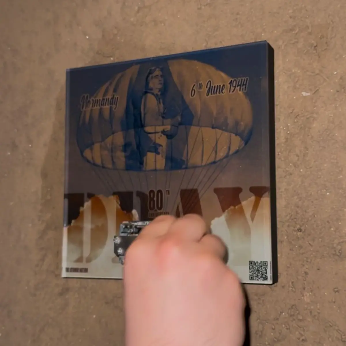 🔎 Détail de la boîte à musique rue Henriette – petite manivelle pour déclencher une mélodie chargée d’histoire, en hommage à la mémoire de la ville.