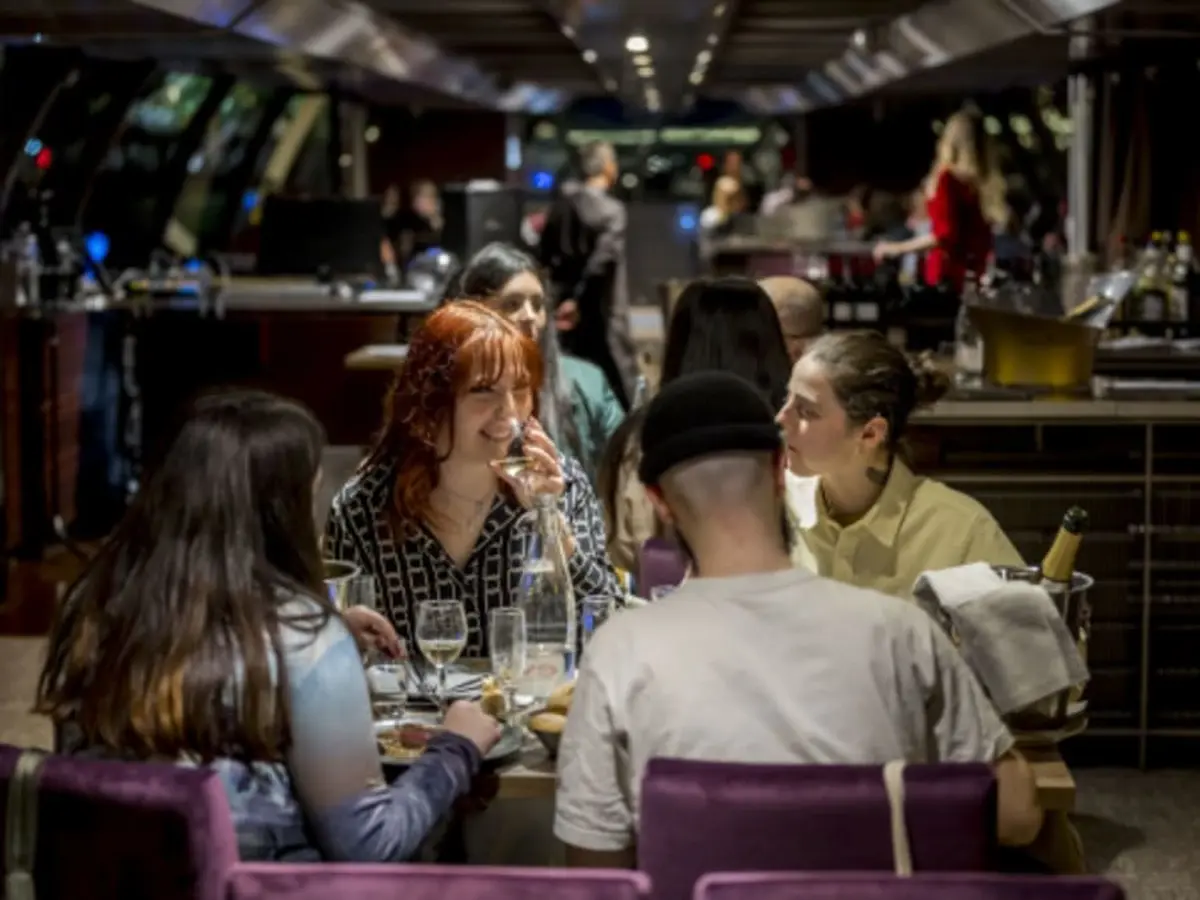 Dîner croisière Paris festif - 2h sur la Seine